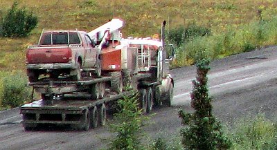 Pickup auf einem Anh�nger auf einem Trucky